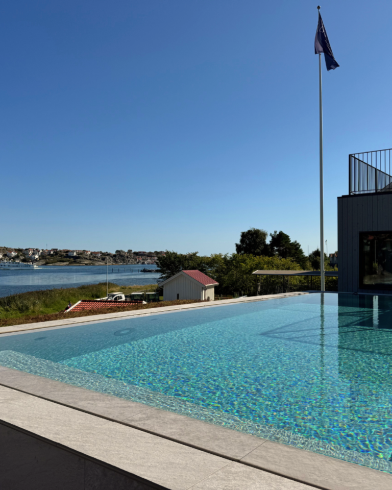 Poolområde med havsutsikt.