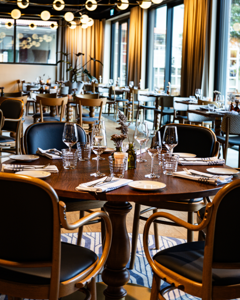 Restaurang med dukade bord.