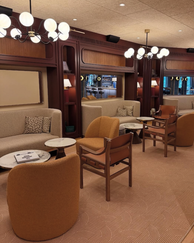 Elegant lounge med soffor och fåtöljer.