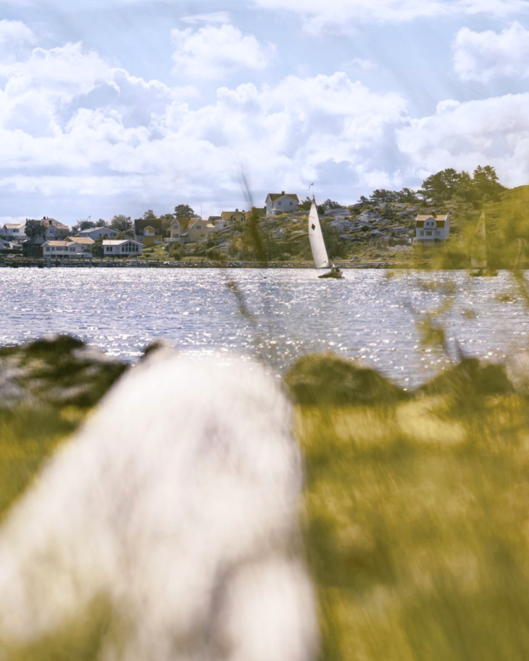 Skärgårdsutsikt med segelbåt.